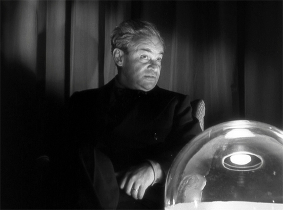 Fritz Kortner as Anzelmo, with his crystal ball.