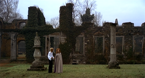 Jan (Mathieu Carrière) attempts to court Euryale (Susan Hampshire), one of those trapped in Malpertuis.