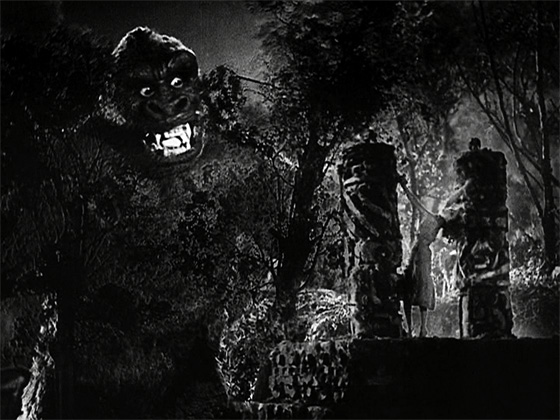 Kong approaches Ann Darrow (Wray).