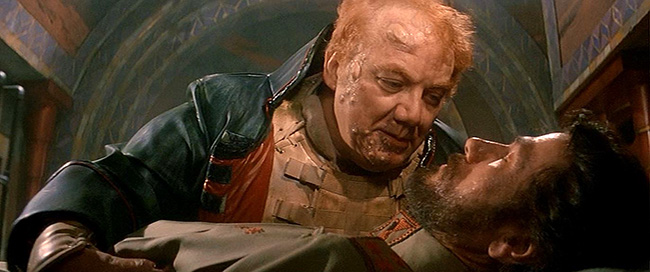 Baron Harkonnen (Kenneth McMillan) gloats over the dying Duke Leto (Jürgen Prochnow).